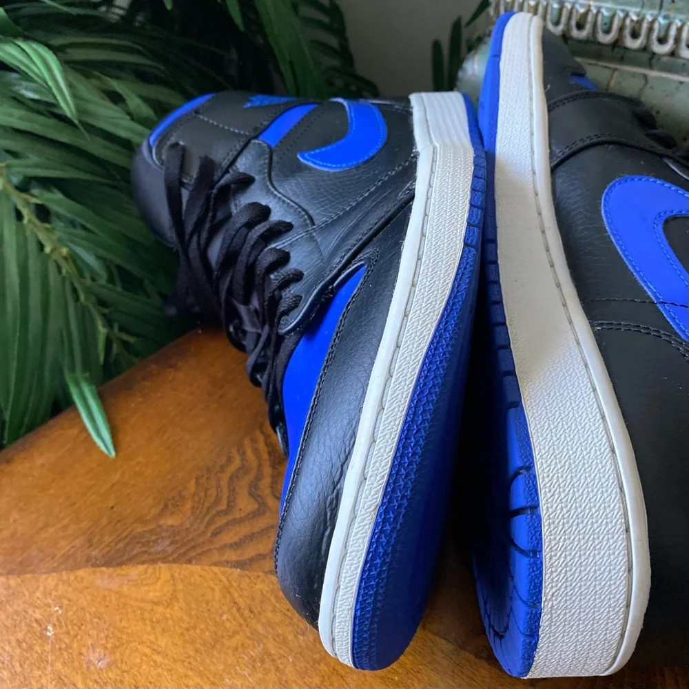 Nike Air Jordan 1 Mid sneakers in the 